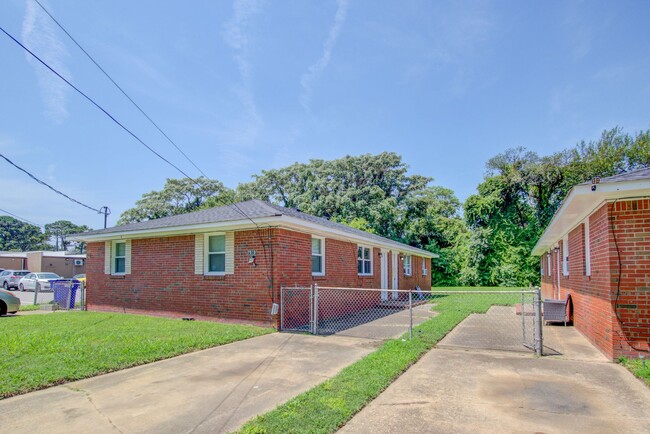 7919 Thompson Rd in Norfolk, VA - Foto de edificio - Building Photo