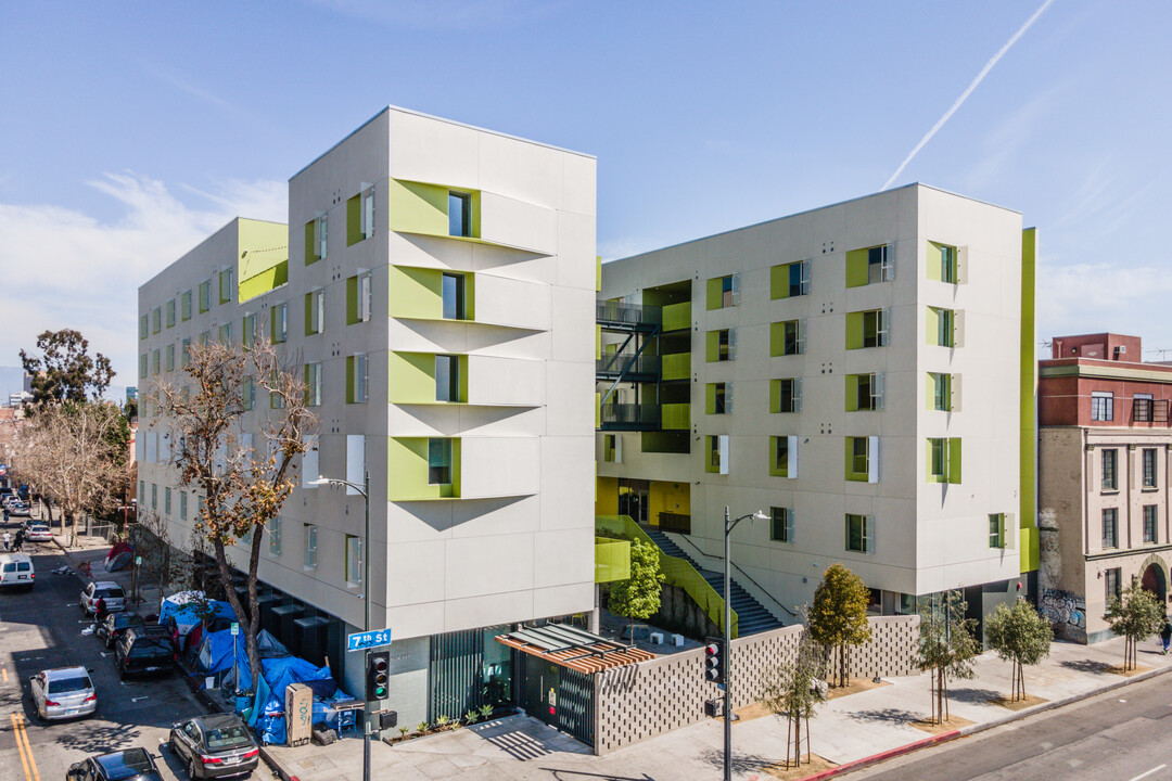 Flor 401 Lofts in Los Angeles, CA - Building Photo