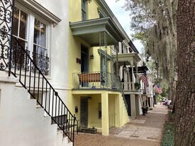 114 E Jones St in Savannah, GA - Building Photo
