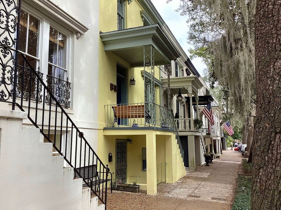 114 E Jones St in Savannah, GA - Building Photo