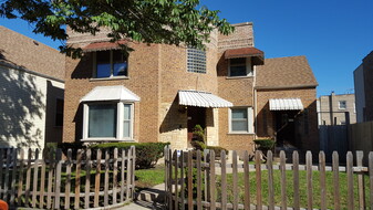 3044 W Addison St, Unit 2 Apartments