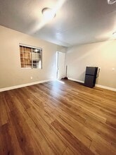 928 W 83rd St in Los Angeles, CA - Building Photo - Building Photo