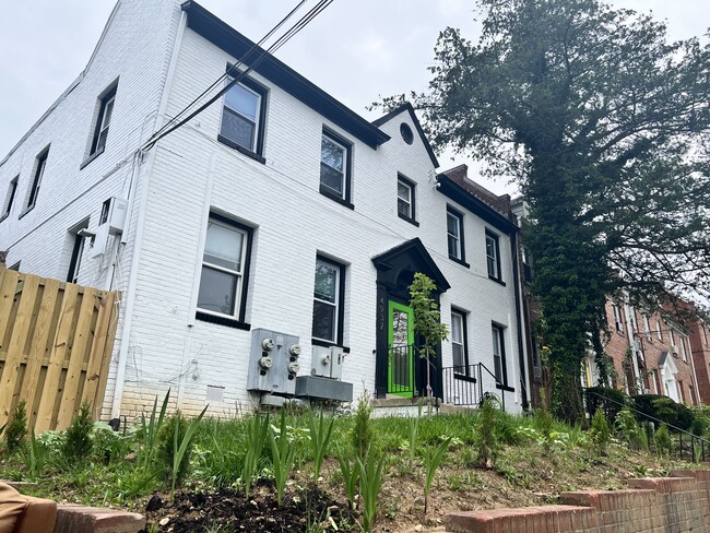 4937 1st St NW, Unit Morgan Manor in Washington, DC - Foto de edificio - Building Photo