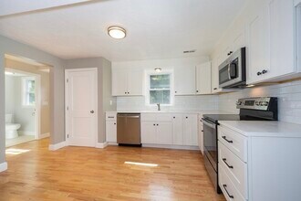 7 Sherman Terrace in Natick, MA - Building Photo - Building Photo