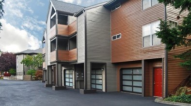 Uptown at Lake Oswego in Lake Oswego, OR - Foto de edificio - Building Photo