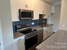 Room in Condo on Meadow Rose Ln in Charlotte, NC - Building Photo