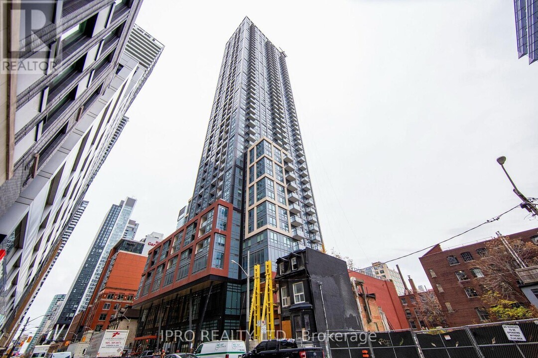 108-2108 Peter St in Toronto, ON - Building Photo