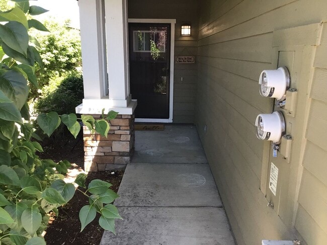 1042 NE Rambling Ln in Bend, OR - Building Photo - Building Photo