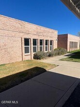 7465 Stoney Hill Dr in El Paso, TX - Foto de edificio - Building Photo