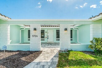 5724 NE 15th Ave in Fort Lauderdale, FL - Building Photo - Building Photo