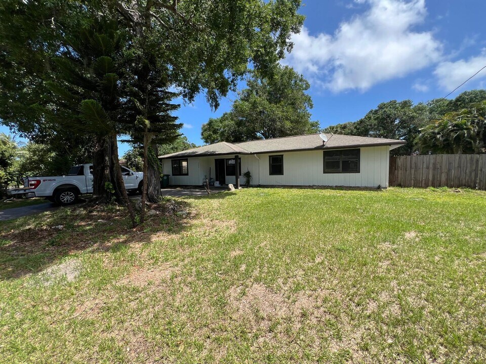 2008 S 30th St in Fort Pierce, FL - Building Photo