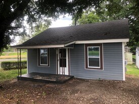 808 N Pryor St in Gastonia, NC - Building Photo