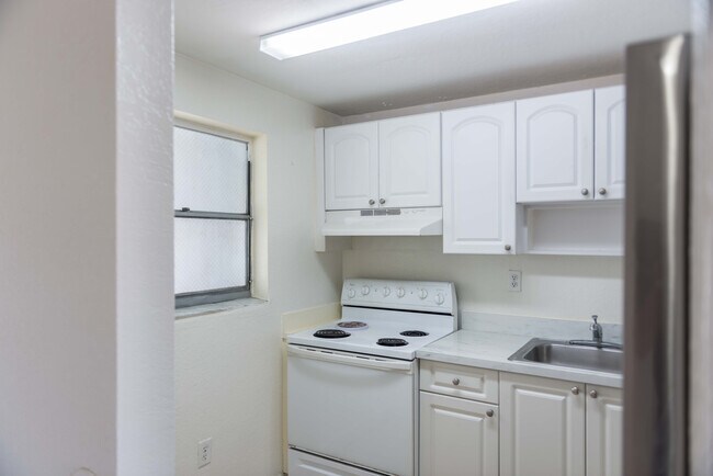 18308 NW 68th Ave, Unit 2 in Hialeah, FL - Building Photo - Building Photo