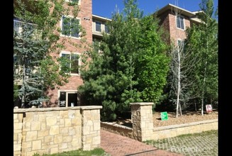 Varsity House in Lawrence, KS - Foto de edificio - Building Photo