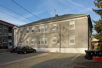 2010 Village Dr in Louisville, KY - Building Photo - Building Photo