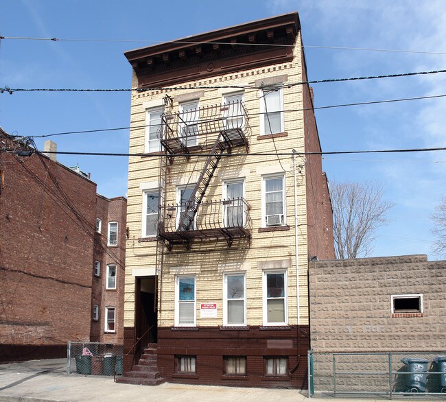 18 Allen St in Passaic, NJ - Foto de edificio - Building Photo