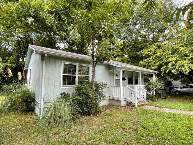 712 Gomains Ave in Chapel Hill, NC - Building Photo - Building Photo