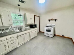 1109 Davis St in Taylor, TX - Foto de edificio - Building Photo