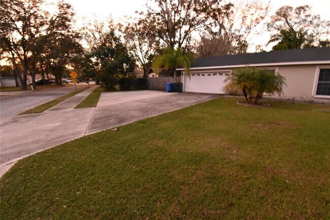 13801 Cherry Creek Dr in Tampa, FL - Building Photo - Building Photo