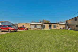 Coral Manor Apartments in Texas City, TX - Building Photo - Building Photo