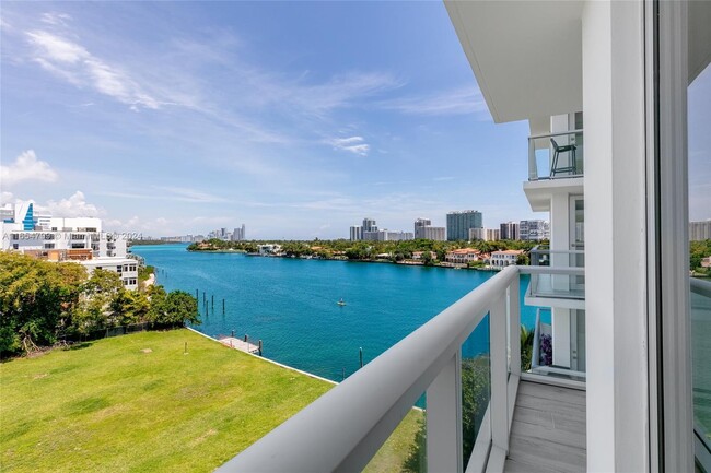 9901 E Bay Harbor Dr, Unit 503 in Bay Harbor Islands, FL - Foto de edificio - Building Photo