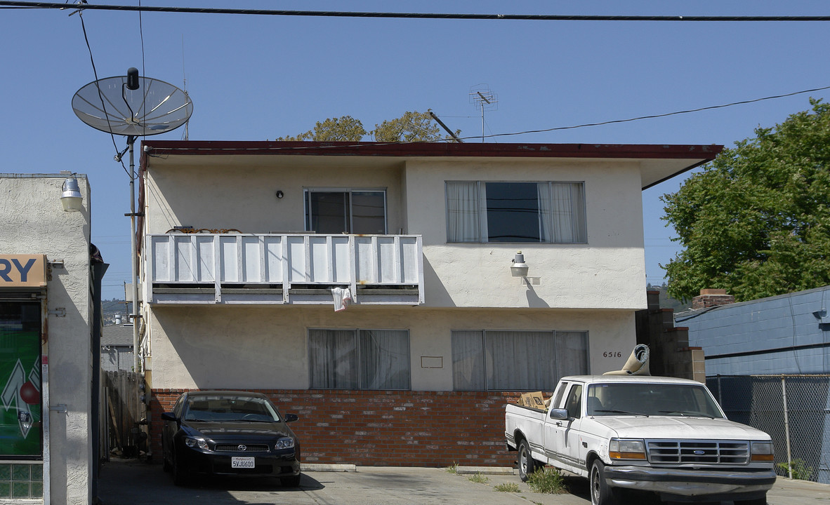 6516 Foothill Blvd in Oakland, CA - Building Photo