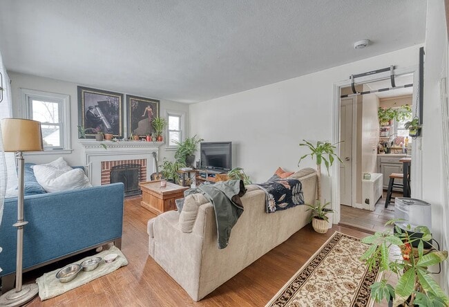 291 Mansfield Ave in Willimantic, CT - Foto de edificio - Building Photo