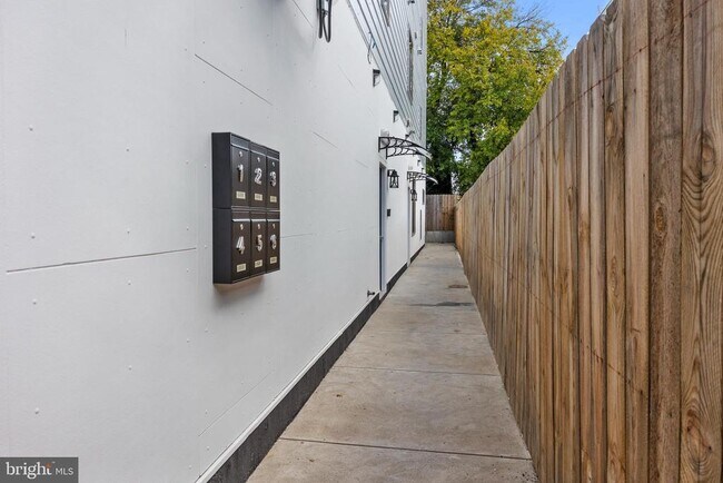 342 W Queen Ln in Philadelphia, PA - Building Photo - Building Photo