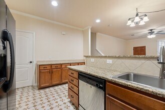 2101 Town Centre Dr in Round Rock, TX - Building Photo - Building Photo