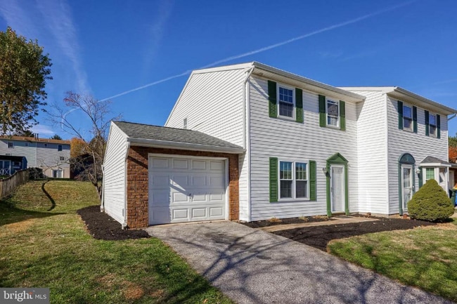 1902 Pin Oak Dr in York, PA - Building Photo - Building Photo