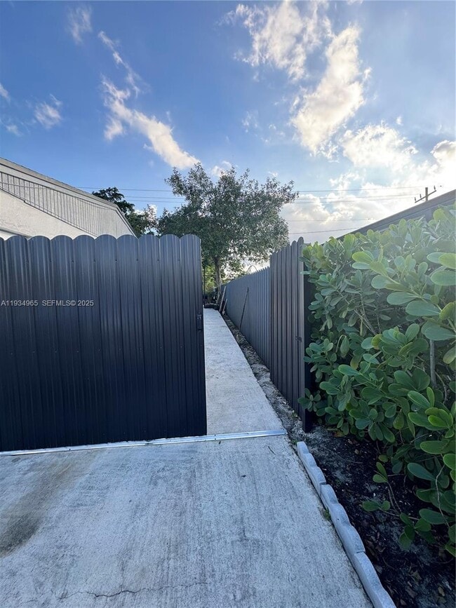 3300 NW 209th Terrace in Miami Gardens, FL - Building Photo - Building Photo