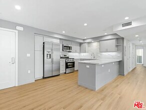 5405 Hermitage Ave in Los Angeles, CA - Building Photo - Building Photo
