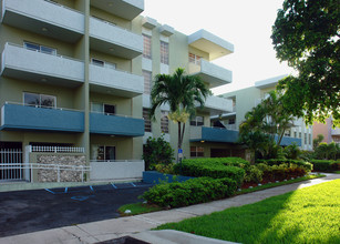 Alameda Garden Apartments in North Miami, FL - Building Photo - Building Photo