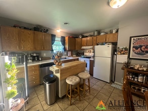 530 Bluemont Ave in Manhattan, KS - Building Photo - Building Photo