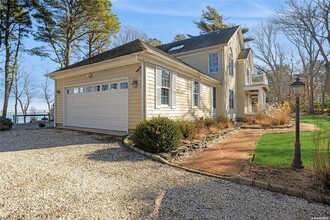 8 Duckwood Ln in Hampton Bays, NY - Building Photo - Building Photo