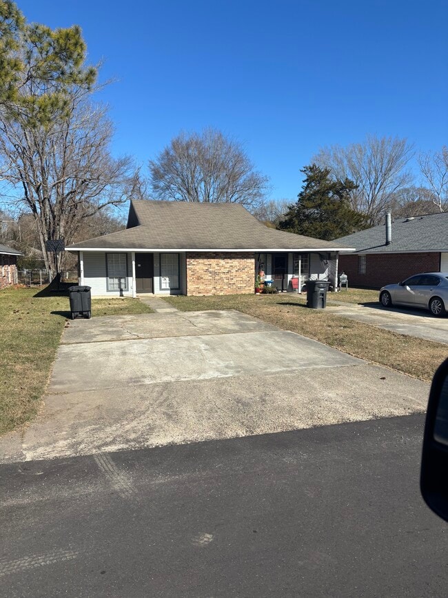 14911 Forest Grove Ave in Baton Rouge, LA - Building Photo - Building Photo