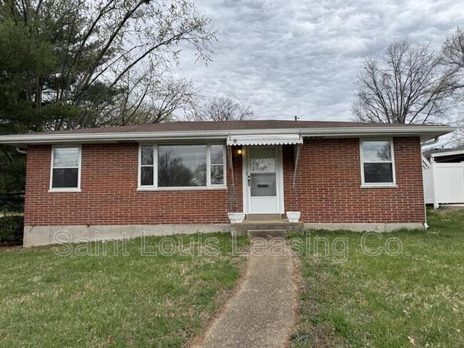 8043 MacKenzie Rd in Affton, MO - Building Photo - Building Photo