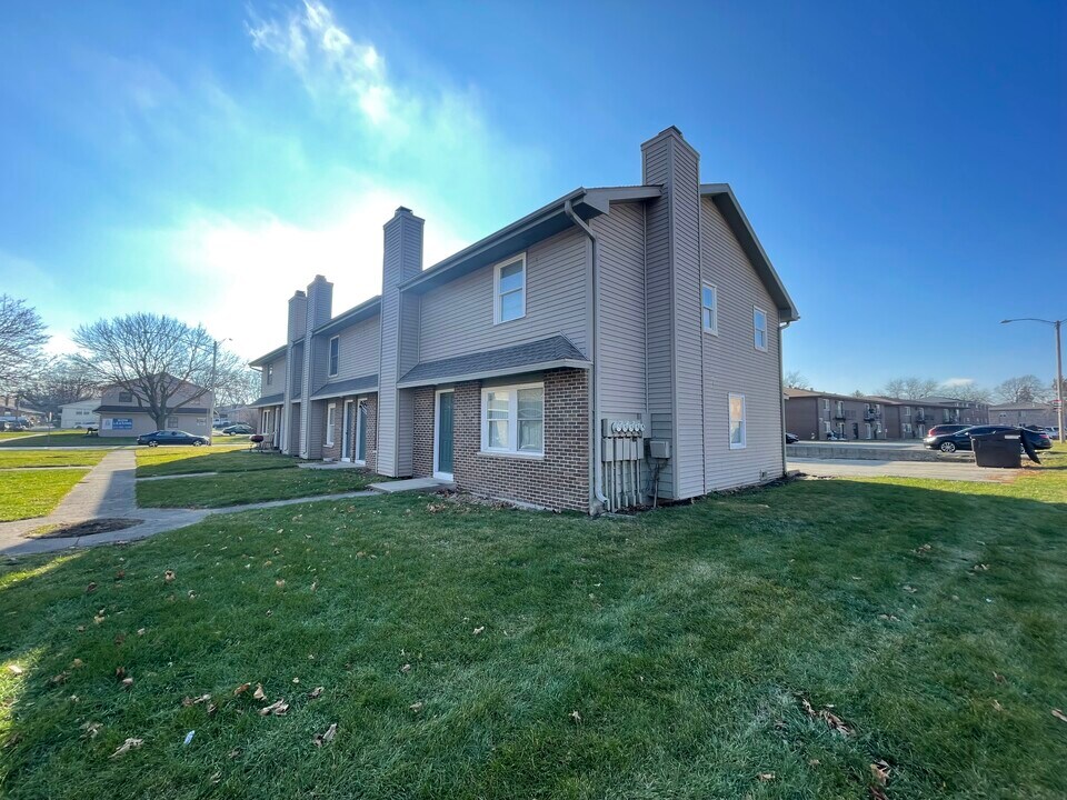827 W Hillcrest Dr in Dekalb, IL - Building Photo