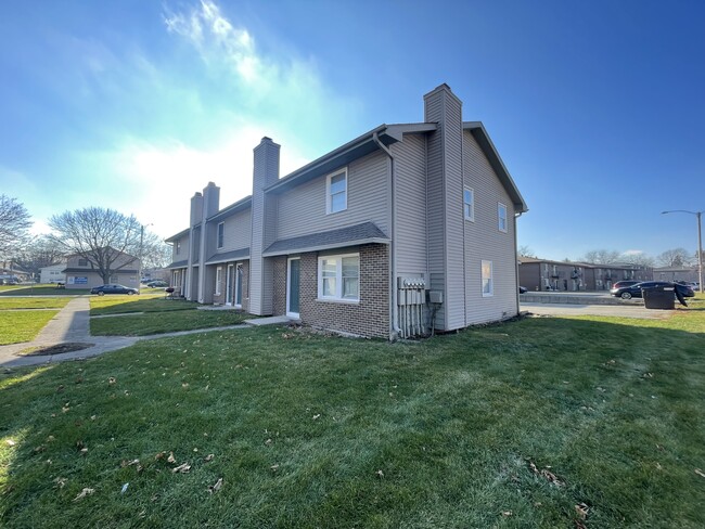 property at 827 W Hillcrest Dr
