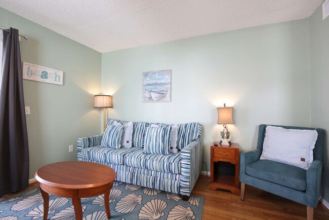 608 Carolina Beach Ave S in Carolina Beach, NC - Building Photo - Building Photo