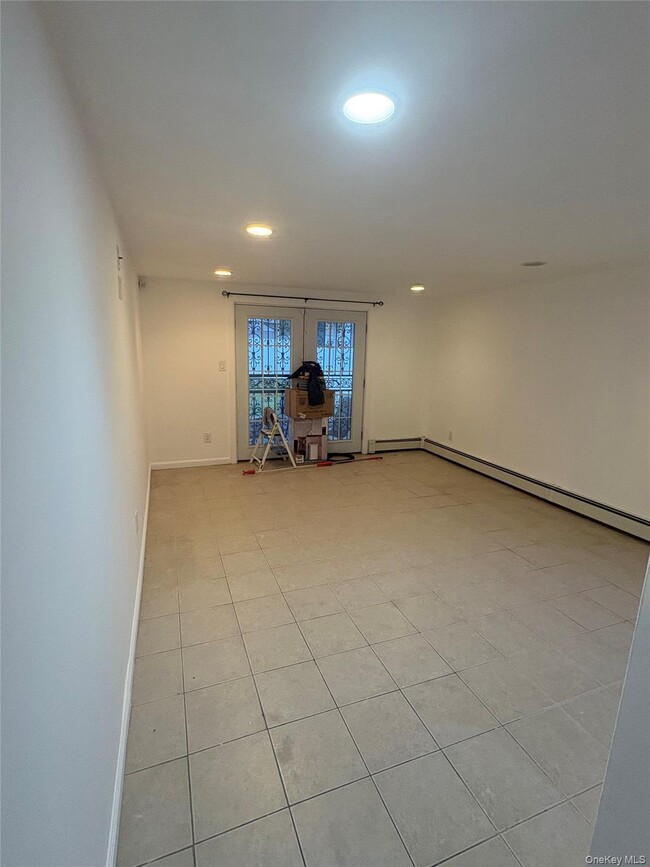 225 W Marshall St in Hempstead, NY - Building Photo - Building Photo