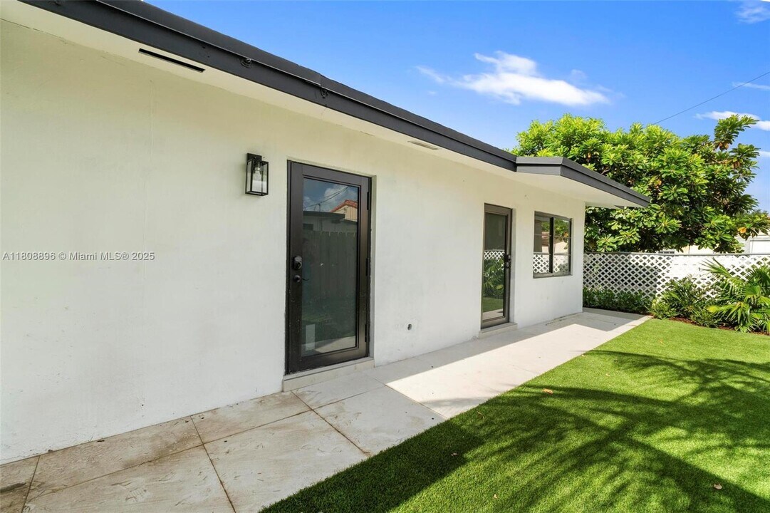 2442 SW 3rd St in Miami, FL - Building Photo