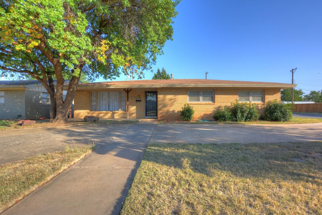 5002 16th St in Lubbock, TX - Building Photo