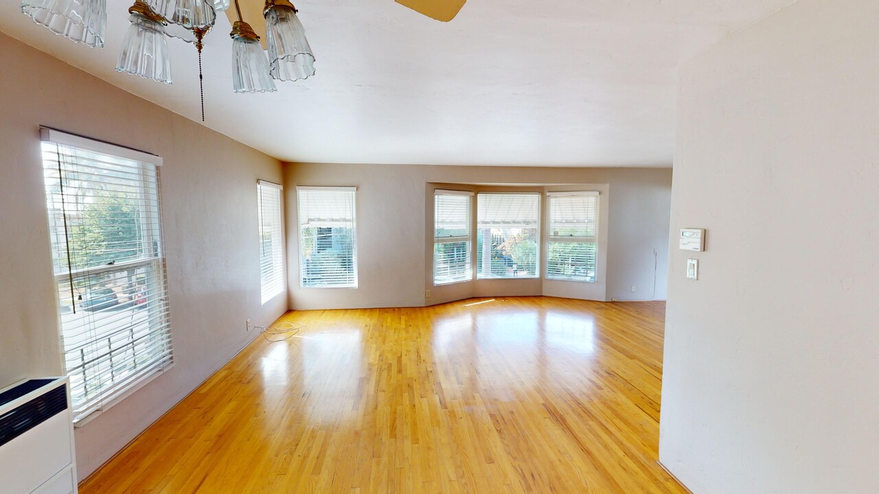 2433 Front St, Unit 1500 sqft 2B1B w deck in San Diego, CA - Building Photo