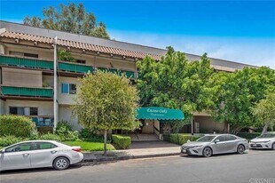 5460 White Oak Ave, Unit F104 in Encino, CA - Building Photo