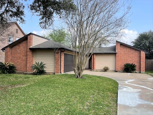 2126 Collingsfield Dr in Sugar Land, TX - Building Photo - Building Photo
