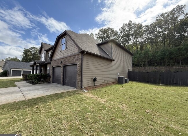 310 Savannah Dr in Senoia, GA - Foto de edificio - Building Photo