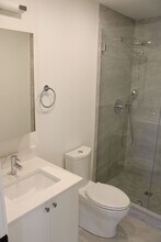 303 Maverick St, Unit 4 in Boston, MA - Foto de edificio - Building Photo