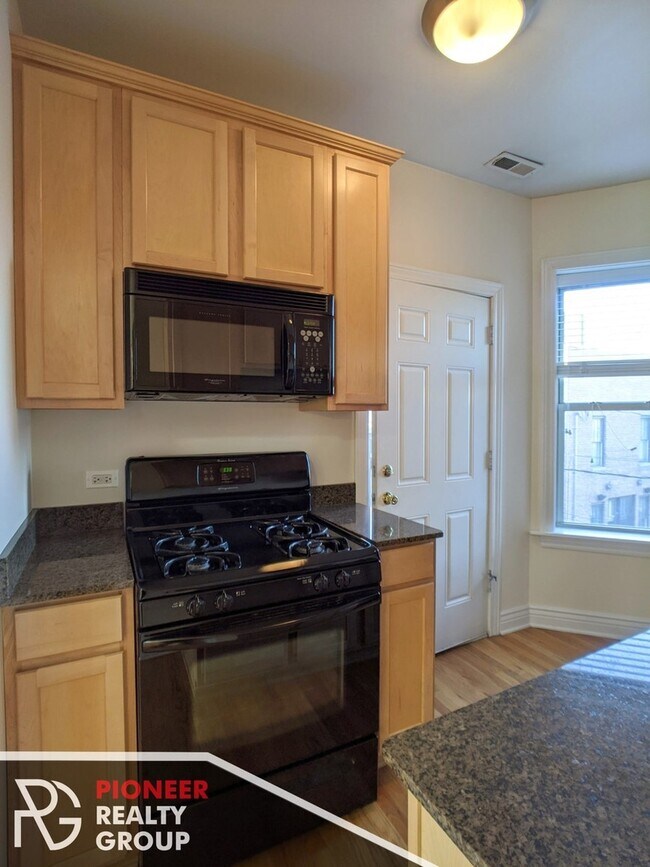 1208 W Waveland Ave, Unit 2 in Chicago, IL - Building Photo - Building Photo