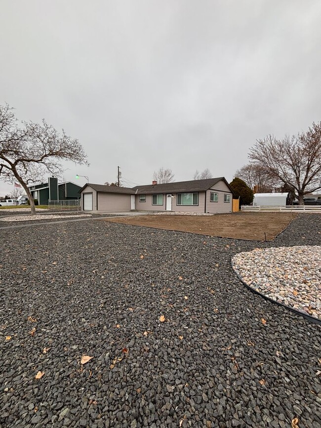 324 N Central Dr in Moses Lake, WA - Foto de edificio - Building Photo